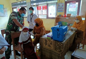 Babinsa  Kawal Vaksinasi Anak