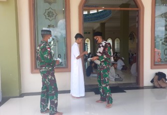 Pembagian masker untuk jamaah Masjid 