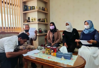 Peserta seleksi Perades gagal didampingi LSM PKN mendatangi Biro Hukum Pemprov Jawa Tengah.
