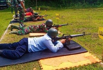 Pegawai Rutan Kelas IIB Barabai  Latihan  Menembak