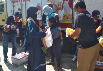 Warga sedang mengantri membeli minyak goreng di halaman kantor Lurah Popongan