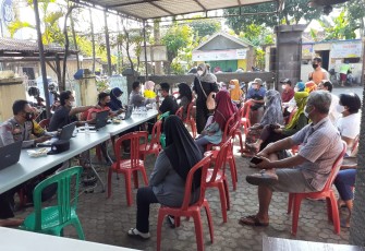 Vaksinasi oleh tim Puskesmas, Koramil dan Polsek Cepiring