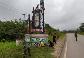 Satgas Pamtas Yonif Mekanis 643/Wns Bersama Warga Karya Bhakti Bersihkan Lingkungan