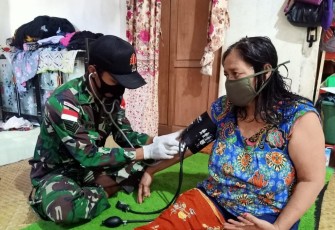 Satgas Perbatasan Berikan Pengobatan Gratis