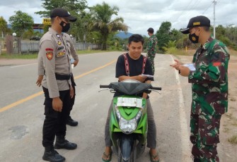 Sinergitas Satgas Yonif 144/JY Bersama Polri, Bagikan Masker Ke Warga