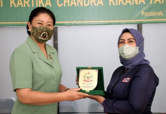 Ketua Persit KCK Daerah XII/Tpr Ny. Elly Sulaiman Agusto