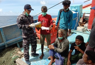 Ditengah Laut Pun, KRI Banjarmasin-592 Sempatkan Waktu Untuk Berbagi