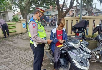 Polisi Gencarkan Disiplin Prokes dan Bagikan Masker 
