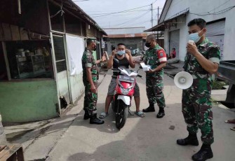 Babinsa Koramil 1015 - 08/Mentawa Baru Ketapang Operasi Yustisi Bagikan Masker