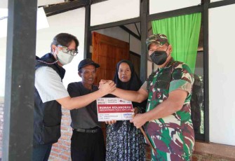 Ringankan Beban Korban Banjir, Danrem 062/Tn Serahkan Kunci Rumah
