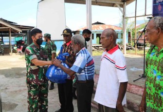 Peringati HUT Ke-76 TNI AU, Lanud Silas Papare Bagikan 200 Bingkisan Sembako 