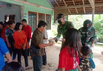 Anggota Satgas Yonif 144/JY Bagikan Masker di Gereja GPSK Siloam Perbatasan