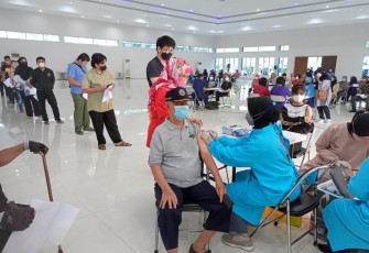 Masyarakat Memadati Pelaksanan Vaksin Covid 19 Booster di Lanud Abdulrachman Saleh  