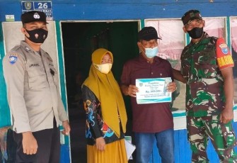 Babinsa Koramil 1015-16/Hanau Dampingi Penyaluran BLT-DD