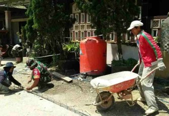 Babinsa Koramil 0801/08 Tulakan Bantu Warga Binaan Membuat Talud