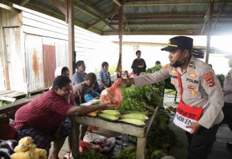 Peduli Kamtibmas Satgas Binmas Noken, Sambangi Pasar Kenyam Nduga
