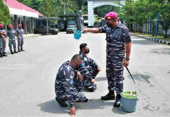 Tradisi Kenkat Prajurit Kasuari Perkasa Yonmarhanlan XIV Sorong
