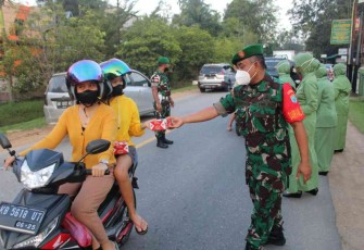 Harmoni Ramadhan, Kodim 1204 Sanggau Bagikan Takjil Kepada Masyarakat