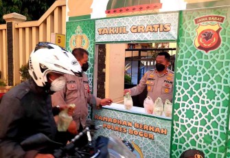 Polsek Cileungsi Berbagi Takjil Gratis Sambil Sosialisasikan Informasi Vaksin 