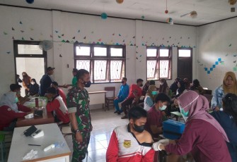 Babinsa Gelar Serbuan Vaksinasi Di Desa Kota Bangun III