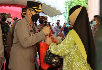 Kapolda Tinjau Vaksinasi di Katingan dan Bagikan Sembako