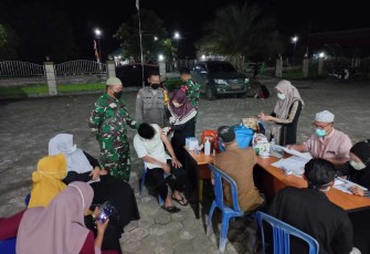 Koramil 04 Sangasanga Gelar Vaksinasi Malam Selepas Shalat Tarawih