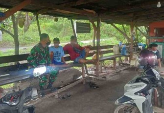 Babinsa Koramil 04/Sangasanga Komsos Himbau Prokes Dengan Lakukan 5M