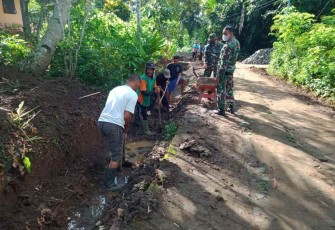 Babinsa Kampak Gelar Karya Bakti Pembuatan Saluran Irigasi