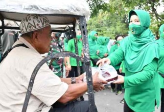 Jum'at Berkah, Ketua Persit KCK PD XIV Hasanuddin Ny. Amelia Andi Muhammad Bagi Takjil