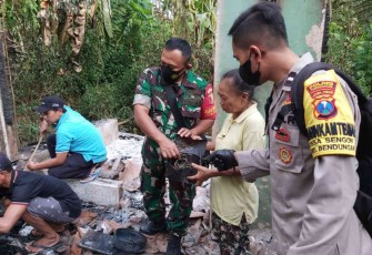 Cepat Tanggap, Babinsa Bendungan Datangi Lokasi Kebakaran Rumah Warga