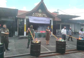 Dandim 1015/Sampit Hadiri Pemusnahan Barang Bukti Perkara Pidana Kejari Kotawaringin Timur