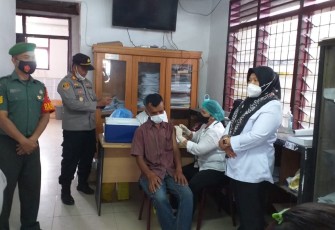Serma Zulkarnain Dampingi dan Amankan Vaksinasi Covid 19 Warga Binaannya