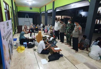 Koramil Gandusari Bersama Polsek Gencarkan Vaksinasi Malam Hari 