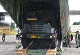 Dankodiklatad Tinjau Uji Loading dan Unloading Meriam 155 Caesar GS di Lanud Husein Sastranegara