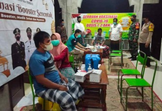 Babinsa Koramil Watulimo Dampingi Serbuan Vaksin Malam Hari