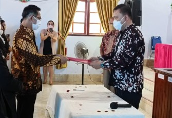 Wakil Wali Kota Bitung, Hengky Honandar, saat menerima mandat