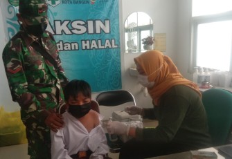 Babinsa Kota Bangun Ulu Dampingi Serbuan Vaksinasi