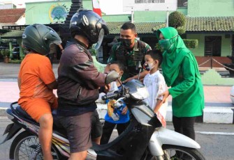 Peduli Sesama, Dandim Blitar Bersama Ketua Persit KCK Cabang XXII Bagikan Takjil