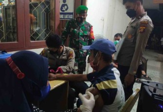 Wujud Sinergitas dan Soliditas TNI-Polri Gelar Vaksinasi Booster Malam Hari 