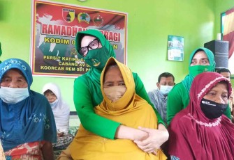 Ramadhan Berbagi, Kodim dan Persit KCK Cabang XV Dim 0801 Pacitan Kunjungi Panti Jompo