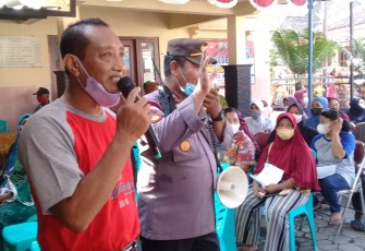 Kades Wadunggetas bersama Polsek Wonosari saat memandu acara