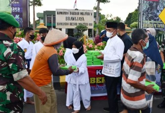 Danrem 081/DSJ Bersama Karateka INKAI BagikanTakjil