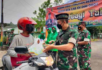 Kodim Pacitan Bagikan Takjil Ke Masyarakat