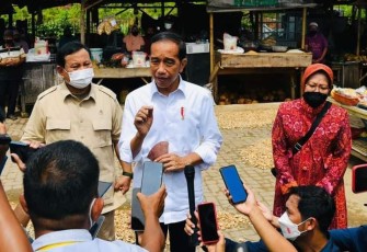 Presiden RI Ir H Joko Widodo saat memberikan keterangan pers di Pasar Bangkal Baru, Kabupaten Sumenep, Rabu, 20 April 2022.