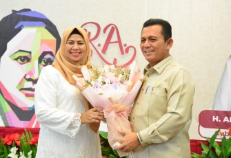 Gubernur Kepri  H. Ansara Ahmad bersama istri Hj. Dewi Kumalasari Ansar