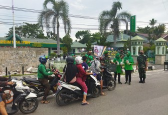 Peduli sesama jajaran Kodam XII/Tpr bagi-bagi takjil 