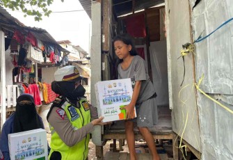 Personel Satlantas Polrestabes Makassar bagikan sembako, Rabu (20/4/22)