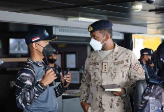 Komandan KRI Banda Aceh-593 menjelaskan performa kapalnya ke delegasi AL UEA.Kamis (21/4/22)