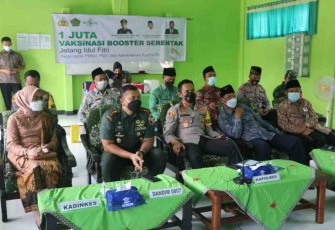 Dandim Tulungagung mengikuti Vidcon program 1 juta vaksinasi booster, Kamis (21/4/22)