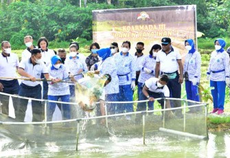 Ketua DJA III (pegang jaring) panen raya ikan di kolam Koarmada III. Jum'at (22/4/22)